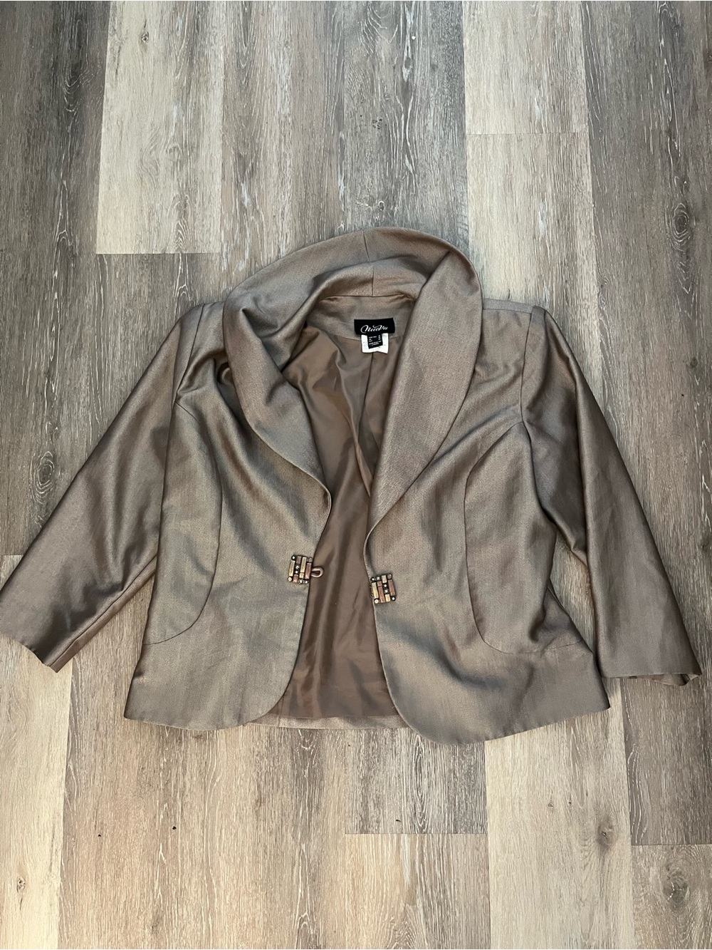Nueva Womens Shawl Collar Blazer Size 16 Metallic Taupe Jeweled Clasp 3/4 Sleeve